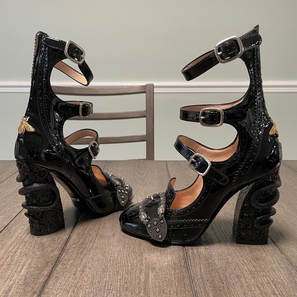 GUCCI PATENT LEATHER EMBELLISHED PUMPS - Picture 2 of 11